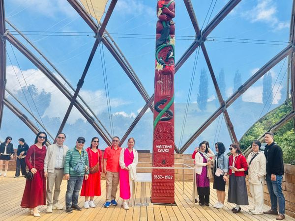 NGÀY 5: AUCKLAND – HANG ĐOM ĐÓM WAITOMO - ROTORUA   (Ăn sáng, trưa, tối)