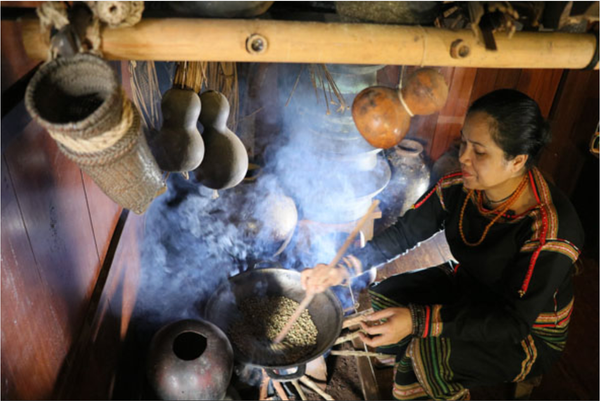 H'Len Niê tự làm mọi việc tring những năm đầu khởi nghiệp.