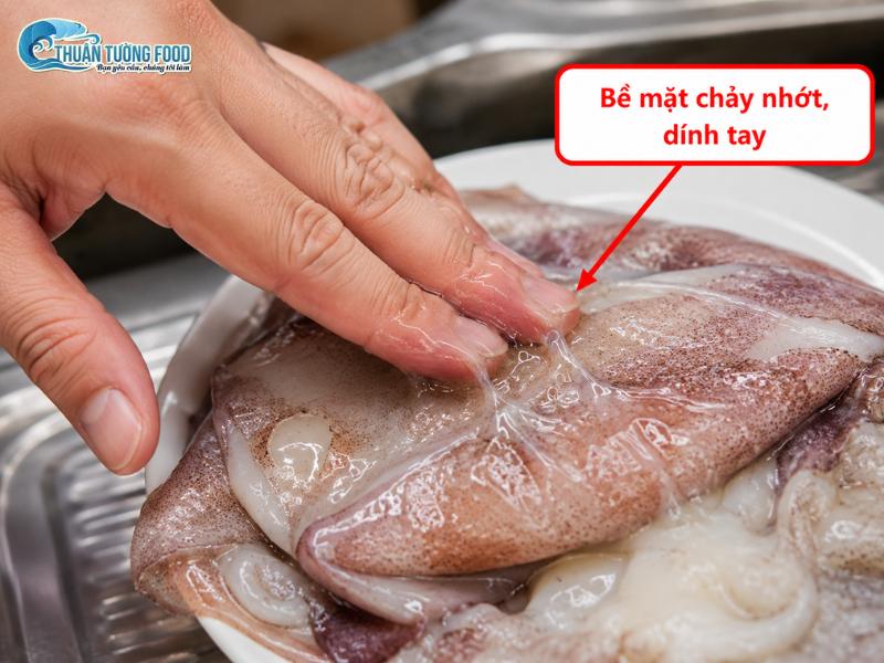 thuan-tuong-food-be-mat-chay-nhot-dinh-tay-la-dau-hieu-thuc-pham-da-xuong-chat-luong