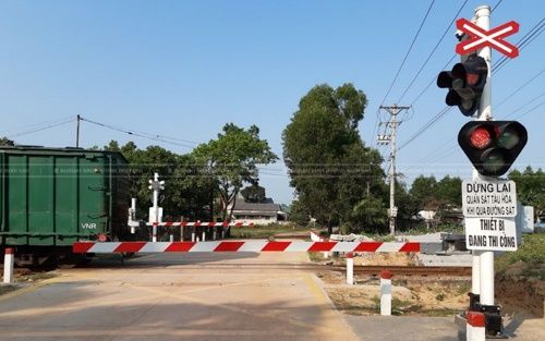 lai-xe-qua-duong-sat