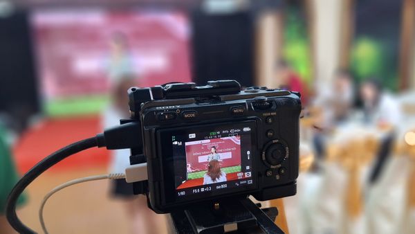 máy quay đang ghi hình trong một buổi livestream hội thảo