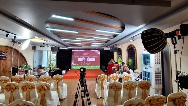 không gian sự kiện được setup máy quay trước khi livestream