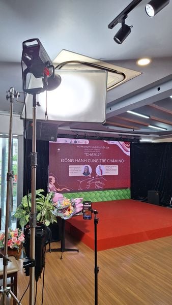 thiết bị ánh sáng và sân khấu chuẩn bị cho livestream