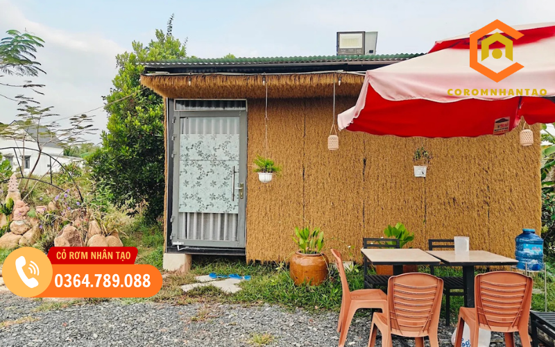 [Tây Ninh] Thảm Cỏ rơm nhân tạo làm vách và lợp mái tại Bà Đen Garden