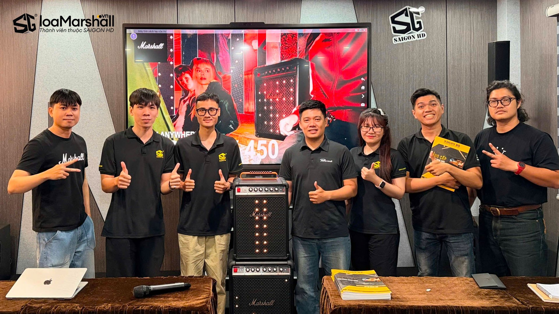 Đội ngũ Marshall chính hãng training chuyên sâu mẫu loa Bluetooth tiệc tùng Bromley 450 cho nhân vien SAIGON HD