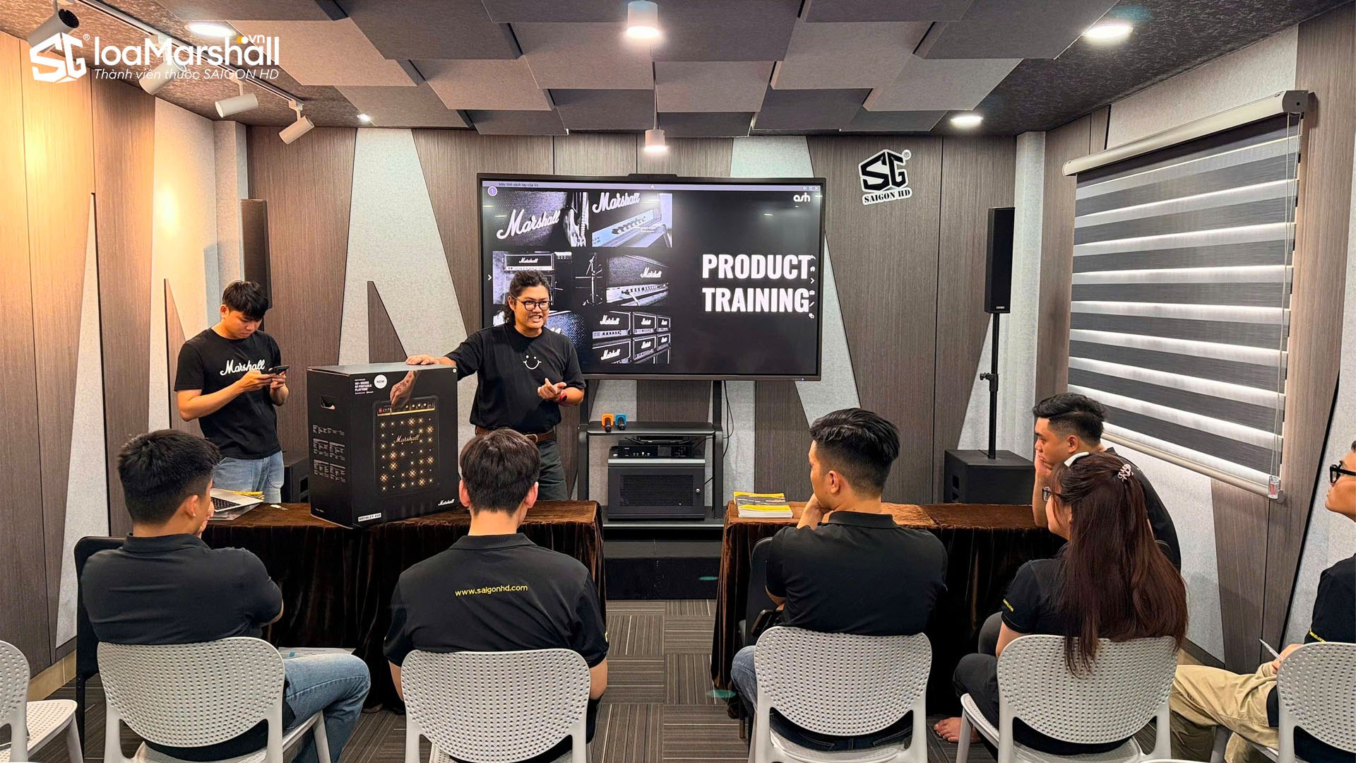 Đội ngũ Marshall chính hãng training chuyên sâu mẫu loa Bluetooth tiệc tùng Bromley 450 cho nhân vien SAIGON HD