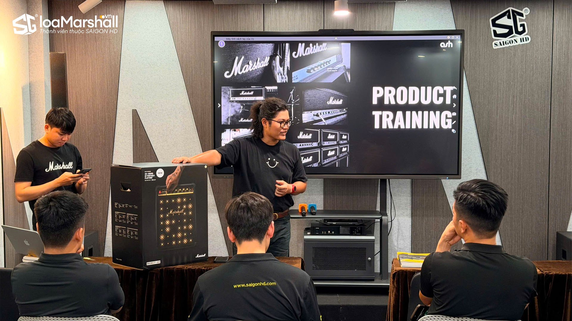 Đội ngũ Marshall chính hãng training chuyên sâu mẫu loa Bluetooth tiệc tùng Bromley 450 cho nhân vien SAIGON HD
