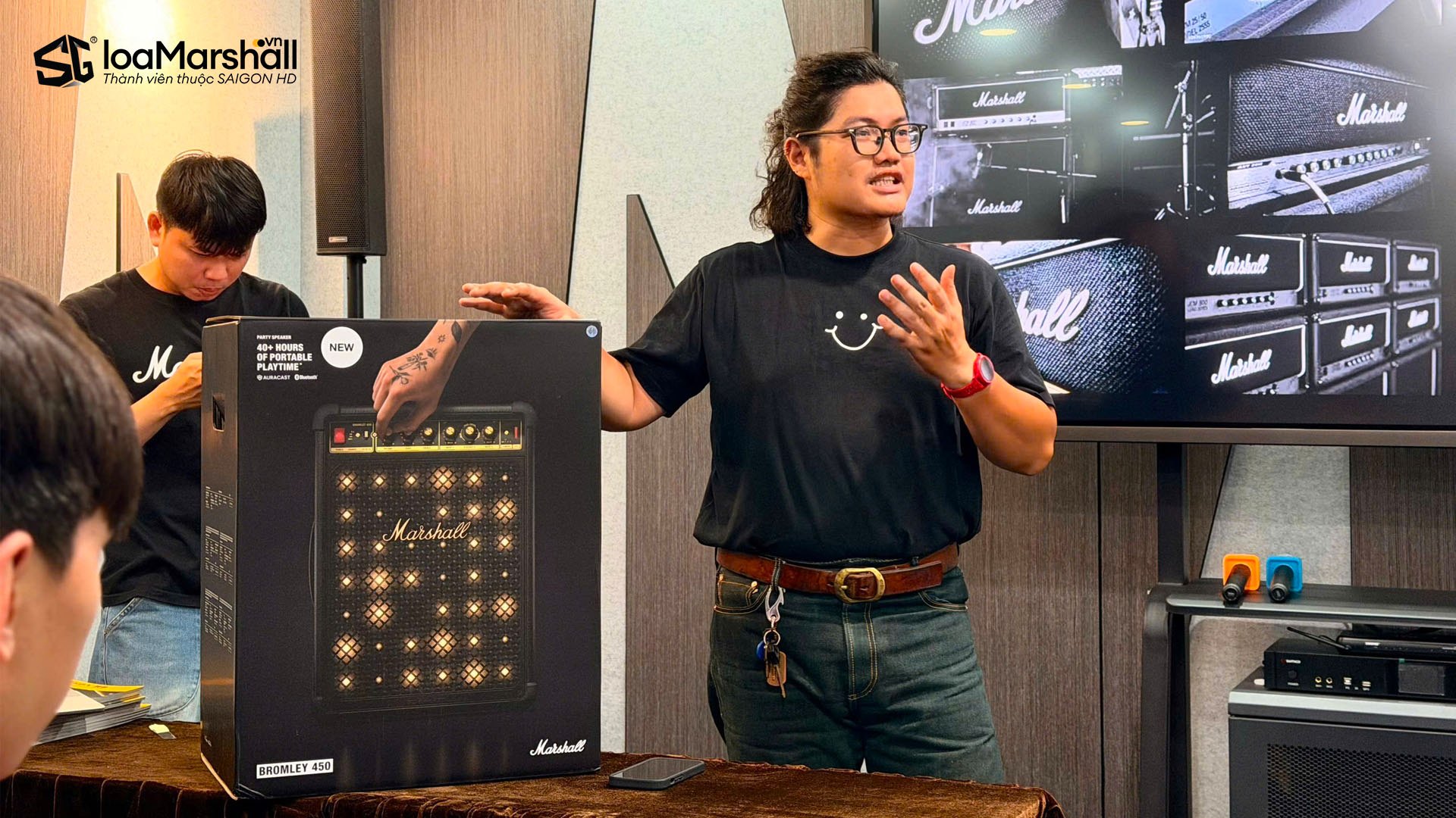Đội ngũ Marshall chính hãng training chuyên sâu mẫu loa Bluetooth tiệc tùng Bromley 450 cho nhân vien SAIGON HD