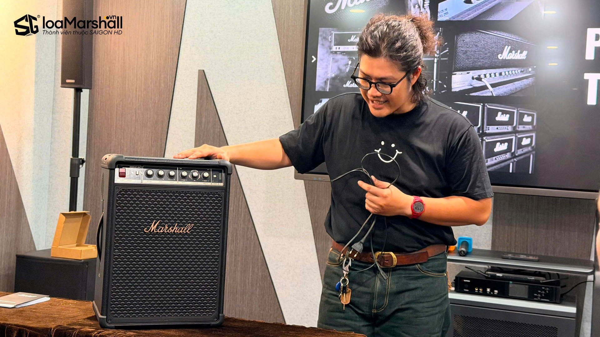 Đội ngũ Marshall chính hãng training chuyên sâu mẫu loa Bluetooth tiệc tùng Bromley 450 cho nhân vien SAIGON HD