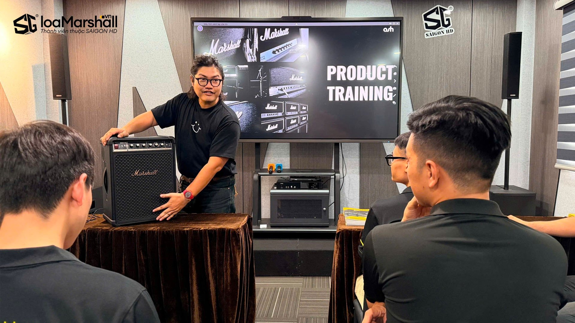 Đội ngũ Marshall chính hãng training chuyên sâu mẫu loa Bluetooth tiệc tùng Bromley 450 cho nhân vien SAIGON HD