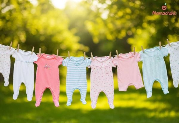 Phơi đồ ở nơi thoáng gió giúp quần áo bé khô đều và giữ được độ mềm mại.