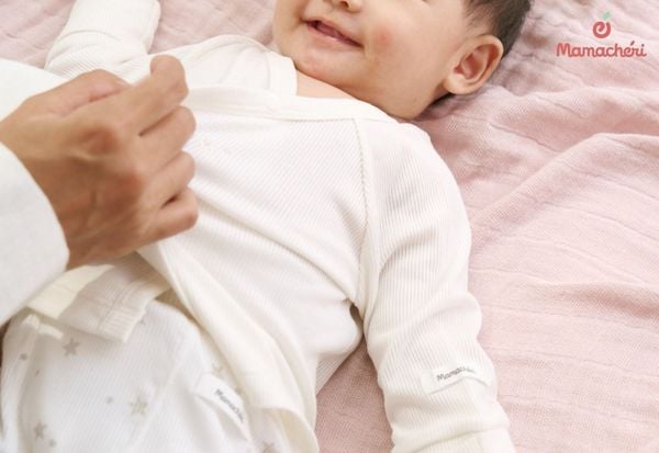 Cần giữ ấm bụng cho trẻ sơ sinh để bé khỏe mạnh