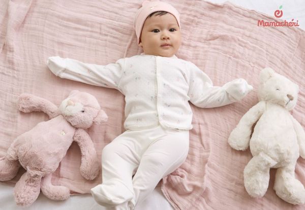 Bàn tay và bàn chân là những bộ phần cần giữ ấm cho bé