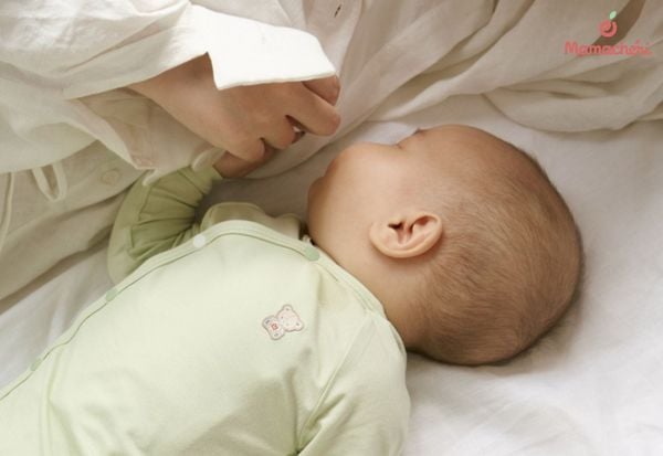 Mẹ nên quan sát phản ứng của bé khi nghe tiếng ồn trắng để tránh gây quá tải cho thính giác
