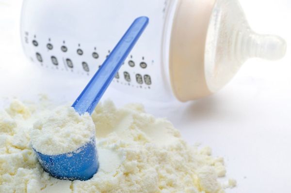 Mẹ không nên tự ý đổi sữa nhiều lần, gây ảnh hưởng đến hệ tiêu hóa của bé