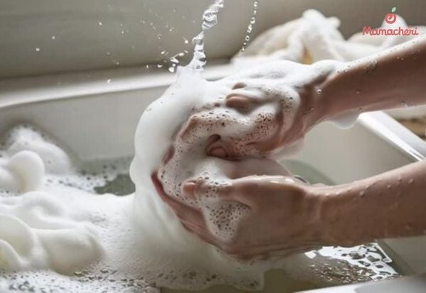 Vệ sinh bao tay bao chân cho bé sơ sinh