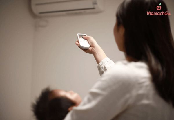 Sự quan sát tỉ mỉ của mẹ giúp bé luôn cảm thấy dễ chịu trong mọi điều kiện thời tiết.