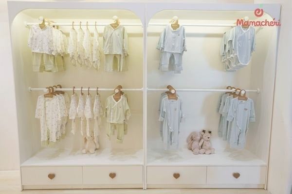 Bố mẹ khi giặt quần áo em bé cần sử dụng nước giặt chuyên dụng để đảm bảo án toàn