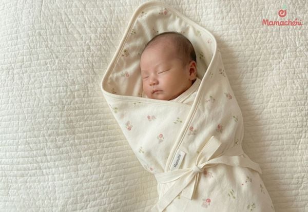 Khăn choàng ủ giúp bé luôn ấm áp và an tâm như trong vòng tay mẹ.