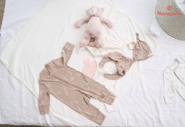 Lựa chọn quần áo chất liệu tự nhiên giúp bảo vệ làn da nhạy cảm của trẻ sơ sinh.