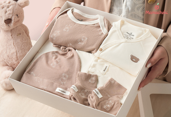 Chọn bodysuit liền thân cho bé nên chú trọng chất liệu mềm mại, thấm hút