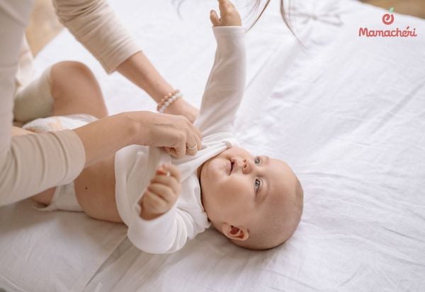 Quần áo sơ sinh dễ thay là lựa chọn ưu tiên
