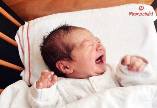 Gấp khăn gối cho trẻ sơ sinh ngủ nằm ngửa