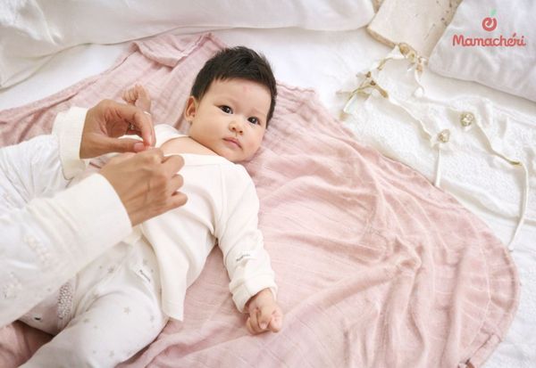 Làn da bé sơ sinh cần sự tiếp xúc với những thớ vải sạch sẽ và êm ái nhất.