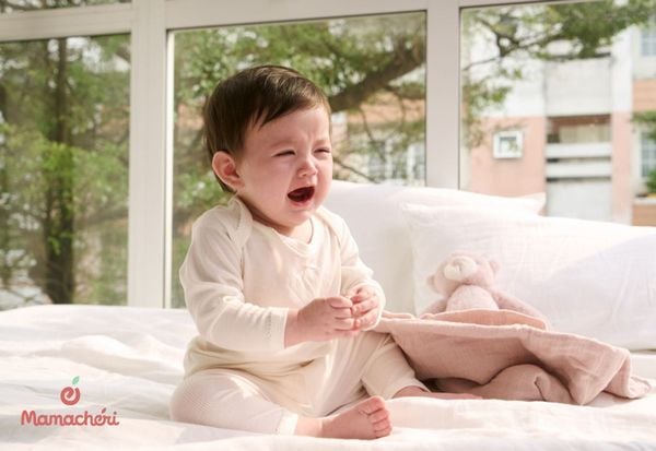 Tránh chọn quần áo liền thân quá chật hoặc quá rộng có thể khiến bé khó chịu