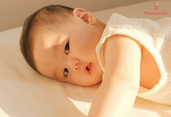 Nên tắm cho trẻ trước 8h sáng và sau giờ chiều là thời điểm tốt nhất