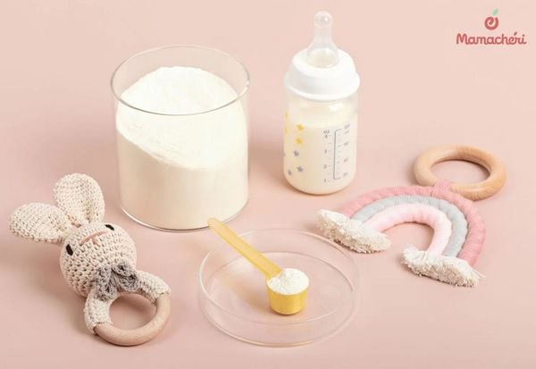 Chuẩn bị bình sữa cho trẻ sơ sinh