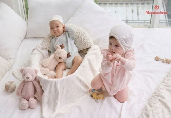 Cần chuẩn bị gì khi gấp khăn làm gối cho trẻ sơ sinh?
