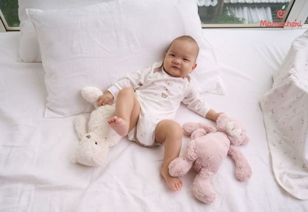 Kiểm tra nhiệt độ cơ thể giúp mẹ điều chỉnh trang phục cho bé một cách khoa học.