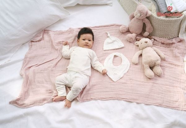 Phụ kiện nhỏ xinh nhưng đóng vai trò quan trọng trong việc giữ ấm và bảo vệ sức khỏe của trẻ nhỏ.