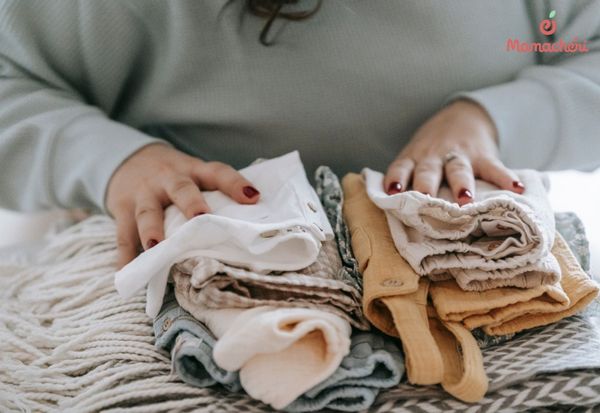 Phân riêng loại quần áo sơ sinh để giặt bằng máy