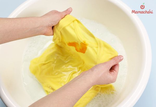 Giặt nhẹ bằng tay trước khi giặt quần áo sơ sinh bằng máy để sạch sẽ hơn