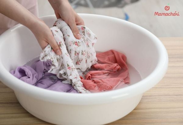 Khi nào nên giặt quần áo sơ sinh bằng tay