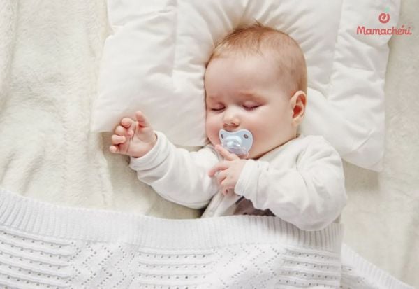 Có nên dùng gối cho trẻ sơ sinh không?