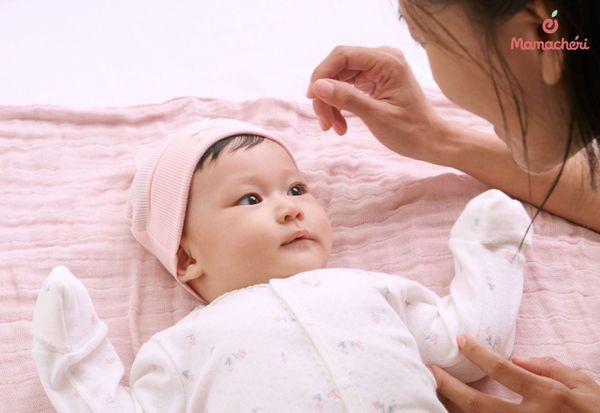 Mũ che thóp là vật dụng hỗ trợ giữ nhiệt hiệu quả cho trẻ sơ sinh khi ra ngoài hoặc khi trời trở lạnh.