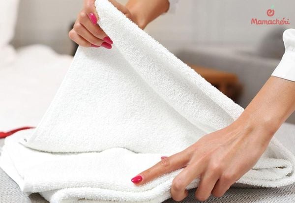Không gấp khăn làm gối cho bé sơ sinh quá dày