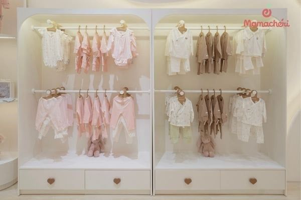 Bố mẹ nên ưu tiên lựa chọn trang phục mềm mại với da em bé