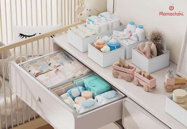 Tủ đồ sơ sinh ngăn nắp giúp mẹ dễ dàng chăm sóc bé và bảo vệ sức khỏe của con.