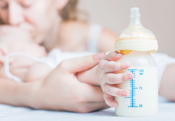 Hệ miễn dịch của trẻ kích ứng với protein lạ gây tiêu chảy, đau bụng
