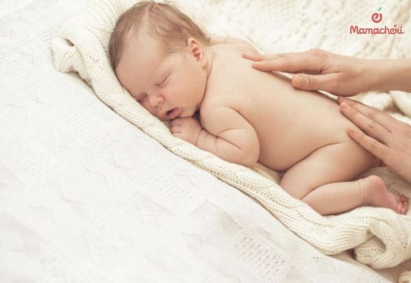 Hướng dẫn cách làm gối bằng khăn&nbsp;cho bé nằm úp