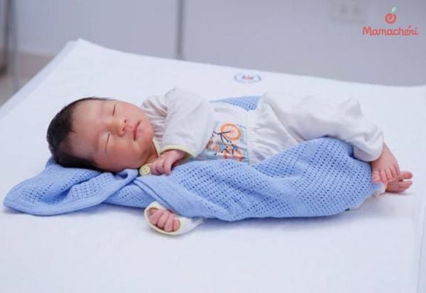Cách gấp khăn làm gối cho trẻ sơ sinh nằm nghiêng thoải mái