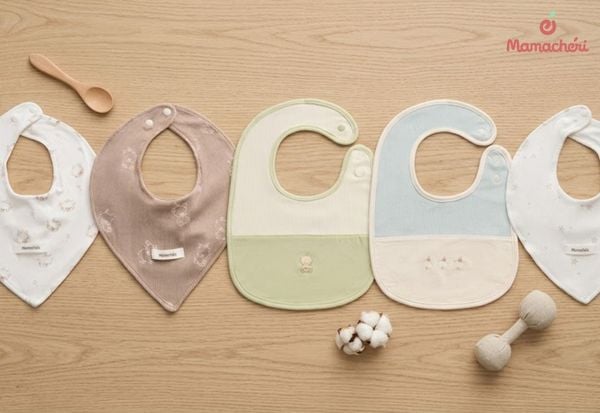 Lựa chọn yếm cho trẻ có màu sắc, họa tiết dễ thương