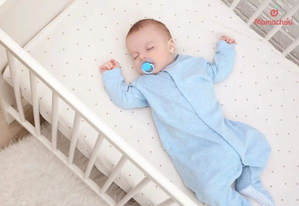 Sắp xếp góc ngủ ngăn nắp mang lại cảm giác bình yên cho cả mẹ và bé.