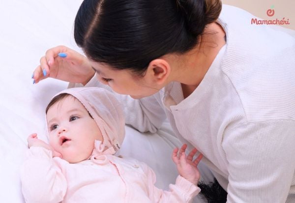 Mặc quần áo cho trẻ sơ sinh khi ngủ