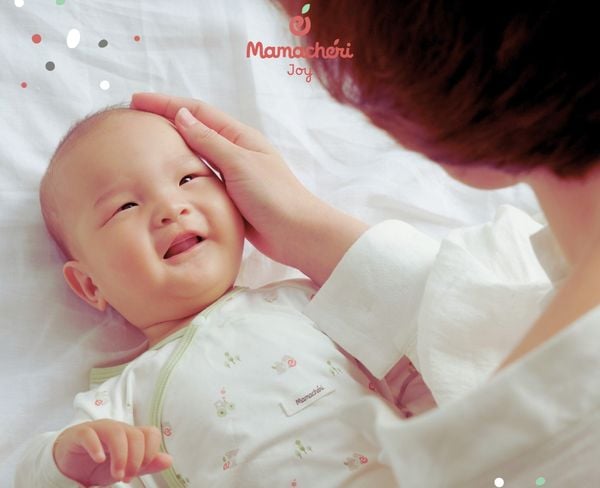 Mẹ nên giữ ẩm cho da bé và phòng ngủ