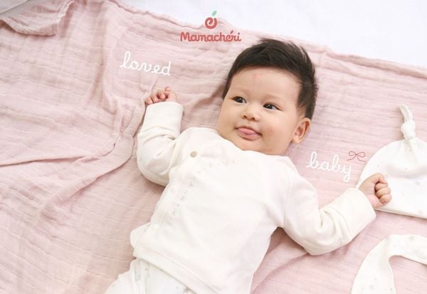 Cách gấp khăn làm gối cố định an toàn cho trẻ sơ sinh